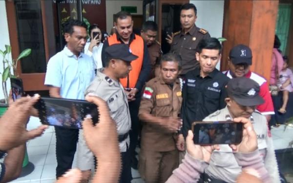 Dari Gedung DPRD ke Rutan, Politisi Partai Hanura Kota Kupang Diborgol Jaksa