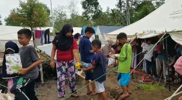 Bantuan Bencana Sumatra Didominasi Makanan Instan, Kesehatan Anak Jadi Taruhan