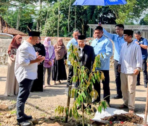 Sport Tourism Salatiga Naik Kelas: Kiai Ma’ruf Amin Tanam Musang King di Lapangan Padel