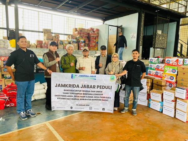 Jamkrida Jabar Salurkan Bantuan Logistik untuk Korban Longsor di Desa Pasirlisung