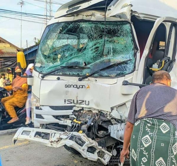 Bus Perusahaan vs Minibus Travel di Loa Kulu: 12 Penumpang Dilarikan ke RS, Termasuk Anak-Anak