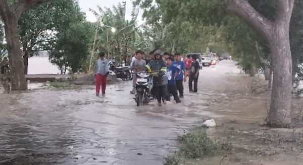 Banjir Rendam Jalan Telagasari–Tempel, Akses Antar Desa di Lelea Lumpuh Total