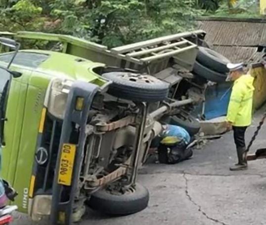 Gagal Menanjak, Truk Muatan Barang Terguling di Pandeglang