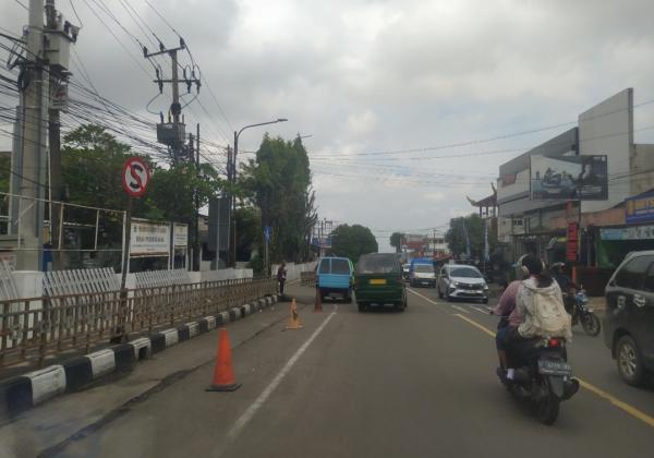 Rambu Dilarang Berhenti Diabaikan, Angkutan Umum Parkir Tepat di Depan Kantor Dishub Cianjur