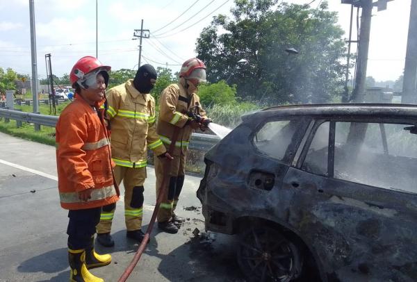 Mobil Mewah Terbakar di Tol Belahanrejo, Pengemudi Sempat Selamatkan Diri
