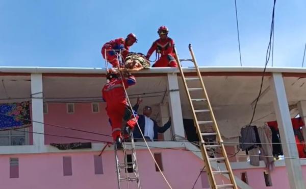 Buruh Bangunan Tersengat Listrik di Atap Kos Makassar, Evakuasi Dramatis dengan Vertical Rescue