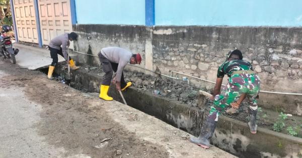 Gotong Royong Pulihkan Pidie Jaya, Polisi Bersama TNI dan Warga Bersihkan Fasilitas Umum