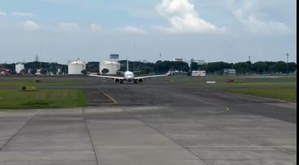 BREAKING NEWS! Pesawat Latih Tergelincir di Bandara Internasional Juanda