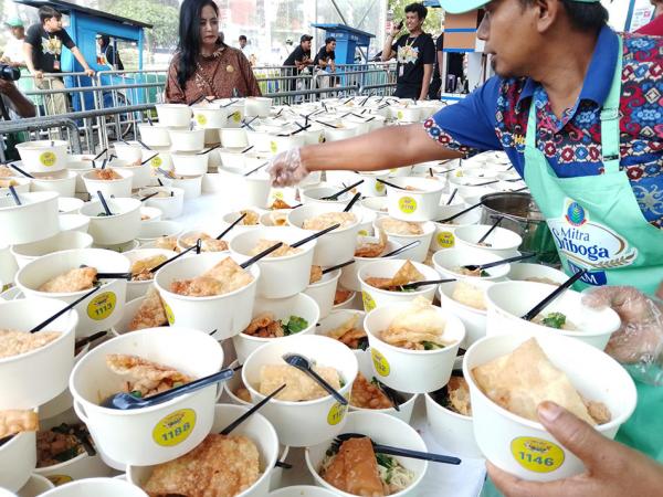 Rekor Makan Mie Ayam Terbanyak Pecah di Semarang, 2.727 Porsi Ludes dalam Sejam