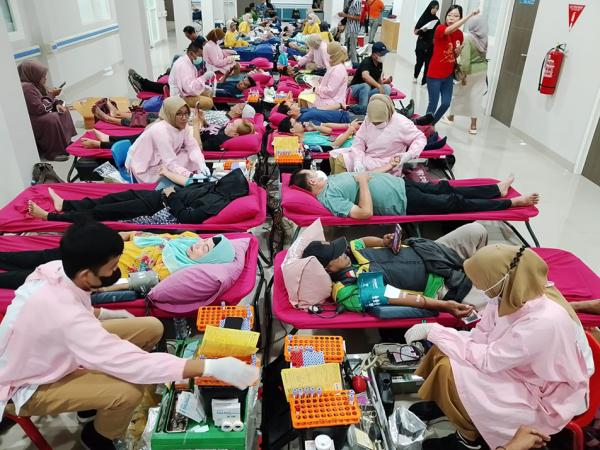 Donor Darah Massal Sambut Imlek di RS Samsoe Hidajat, Dihibur Barongsai hingga Banjir Angpau