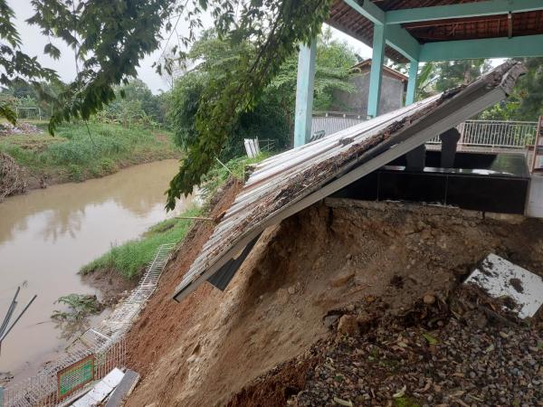 Diterjang Longsor, Tembok Makam Sesepuh Mbah Salamuddin di Pedurungan Pemalang Runtuh