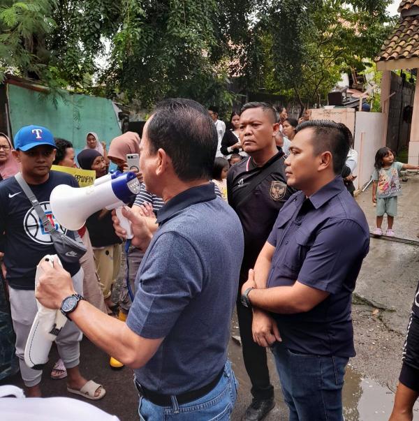 Dipimpin Jenderal Polisi, Puluhan Warga Demo Buka Barikade Stadion Singaperbangsa