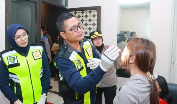 Razia Narkotika Polres Sukoharjo: 51 Botol Miras Ilegal Diamankan, 8 LC Dites Narkoba