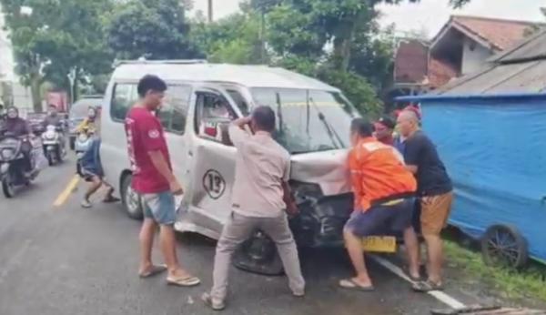 Ngeri! Angkot Adu Banteng dengan Mobil Travel di Labuan, 4 Penumpang Terluka