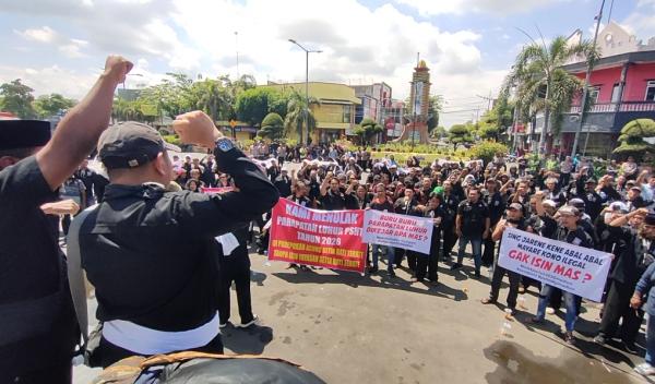 Tolak Parluh 2026, Ratusan Pesilat PSHT Unjuk Rasa di Kota Madiun