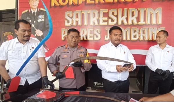 4 Remaja Bawa Celurit Raksasa dan Bom Rakitan Untuk Tawuran di Jombang Dibekuk Polisi