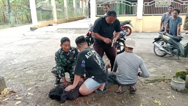 Polisi dan TNI Lumpuhkan Pria Tiba-tiba Mengamuk di Jombang, Nyaris Tertusuk Pisau Pelaku