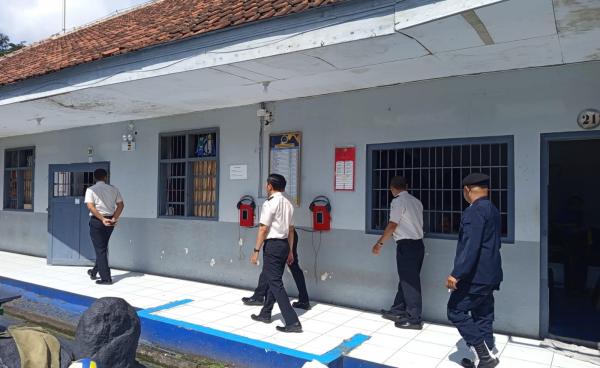 Lapas Kuningan Razia Kamar Hunian Warga Binaan, Sita Gunting hingga Pisau Cutter