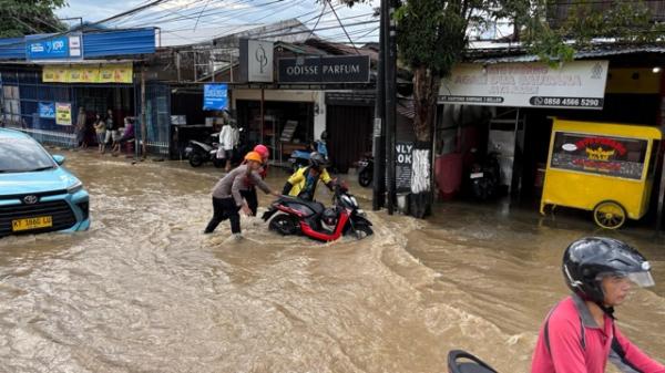 Hujan Deras Landa Balikpapan, Banjir Setinggi Lutut Rendam Jalan MT Haryono