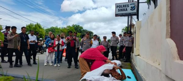 Diah Sukarni Gelar Sumpah Pocong di Gerbang Polres Sikka, Tuntut Keadilan Kasus Dugaan Penggelapan