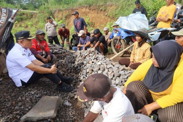 Tambang Batu Cileuleuy Disegel Provinsi: 150 Pekerja Terdampak, Bupati Turun Tangan