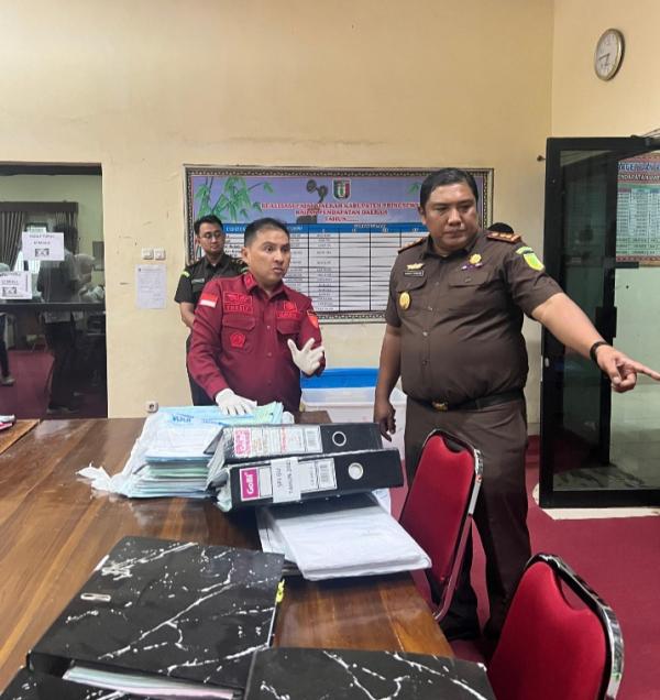Usut Dugaan Korupsi PBB-P2, Penyidik Kejari Pringsewu Geledah Bapenda dan Rumah Terkait