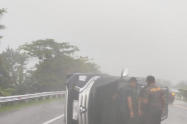 Selip Ban di Tengah Hujan Deras, Pajero Terguling di Tol Jombang-Mojokerto