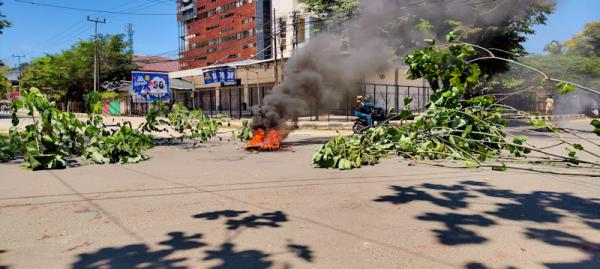 Wanita di Sorong Tewas Ditikam, Keluarga Emosi Blokade Jalan Cenderawasih