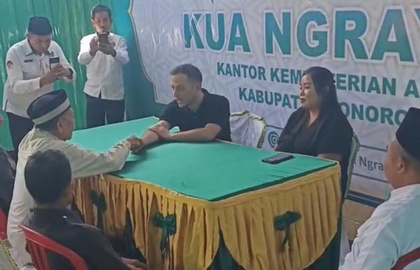 Masuk Islam, Warga Italia Melangsungkan Ikrar Mualaf di Ponorogo Viral di Medsos