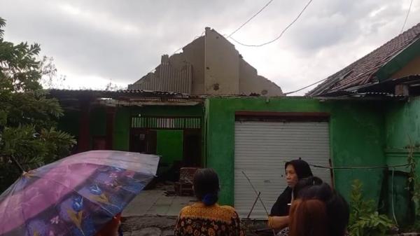 Angin Kencang Rusak 15 Rumah Warga di Jombang, Seorang Nenek Nyaris Tertimpa Bangunan