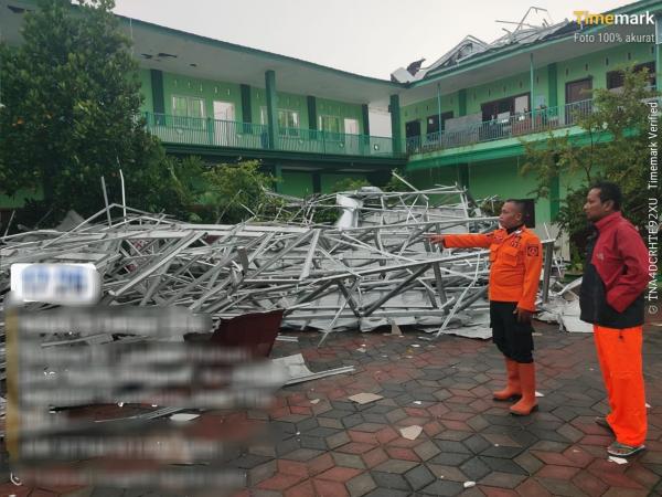 Diterjang Hujan Disertai Angin Kencang, Atap Ponpes di Trucuk Ambruk