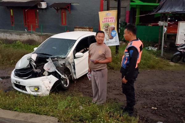 Kecelakaan di Cilacap, Mobil Ditabrak KA Angkutan Semen
