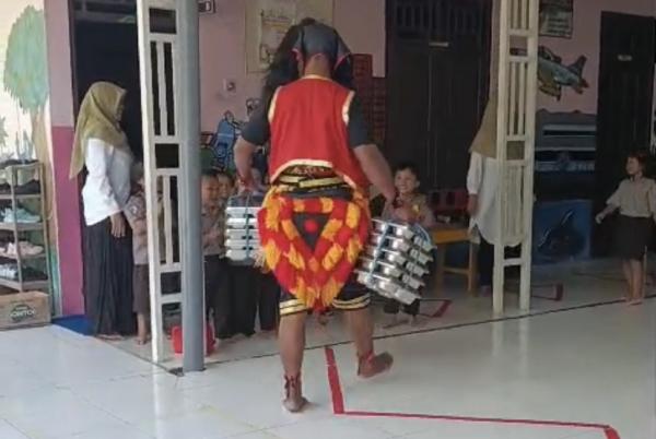 Unik! MBG di Slahung Ponorogo Dibagikan Oleh Bujang Ganong dan Diberikan Edukasi