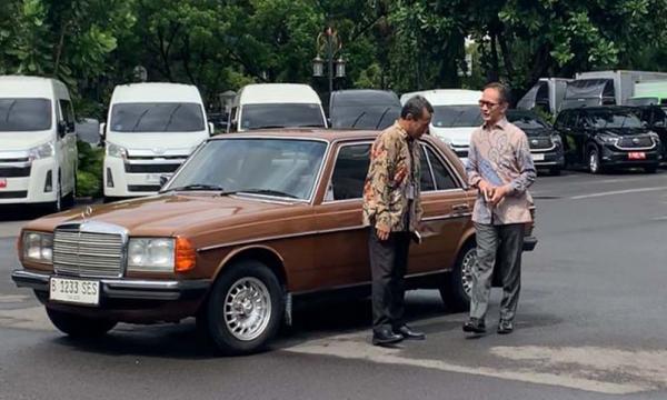 Apa Kabar Pak Marty Natalegawa, Kendarai Mobil Klasik Mercy Tiger 1980 Temui Prabowo di Istana 