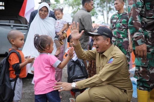 Ditengah Banjir, Nyak Syi Tak Pernah Pergi: Cerita Bupati Pidie Jaya yang Bertahan Bersama Warganya