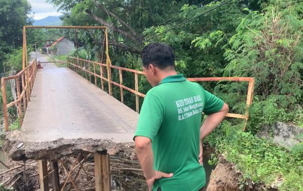 Jembatan Antar Desa di Ponorogo Mendadak Terputus, 2 Pengendara Motor Jadi Korban
