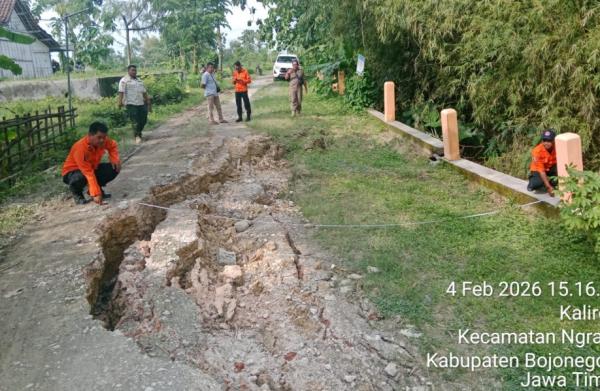 Hujan Deras Picu Longsor dan Jalan Ambles di Ngraho Bojonegoro