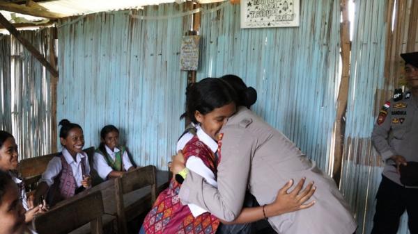 Momen Haru di SMPN Maubeli, Siswa Peluk Kapolres TTU Usai Terima Bantuan Pendidikan dari Kapolda NTT