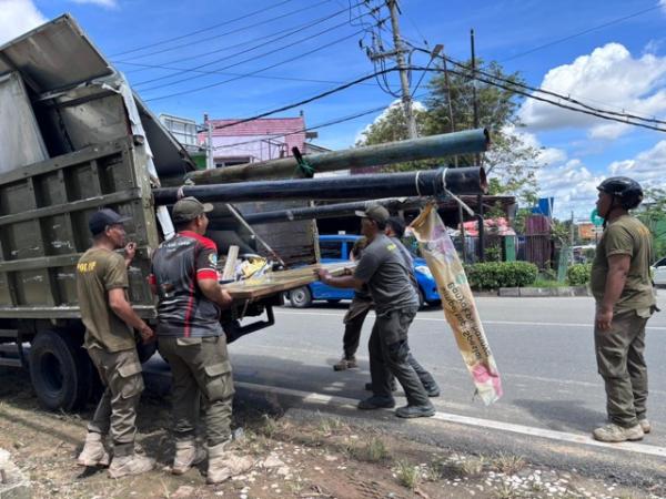 Disentil Presiden Prabowo, Spanduk dan Baliho Liar di Kota Balikpapan Ditertibkan Satpol PP