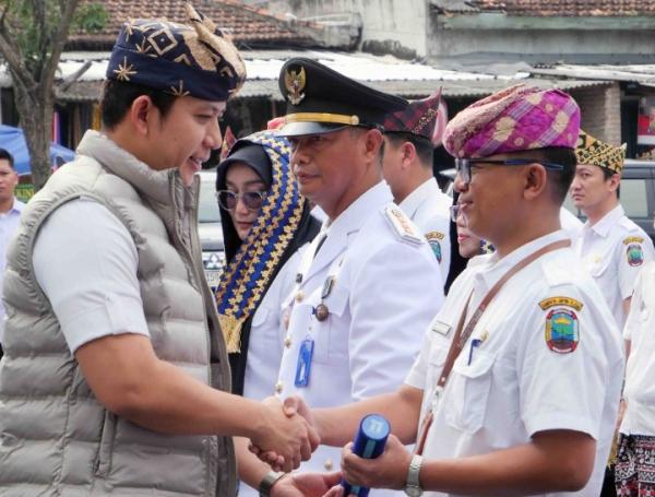 Lantik Pejabat di Tengah Hiruk-Pikuk Pasar Inpres Kalianda, Bupati Egi: Biar Tak Lupa Daratan!