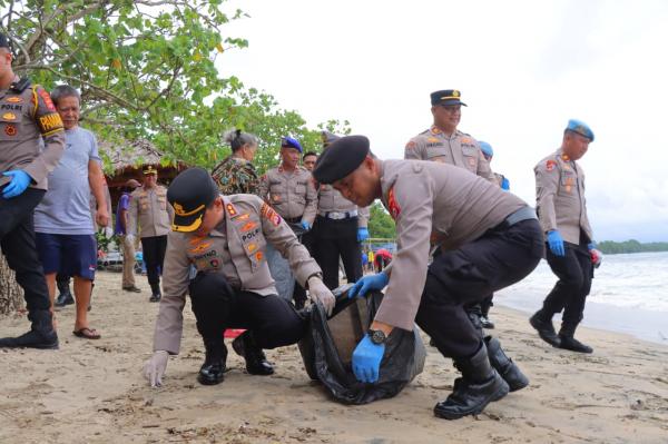 Tindak Lanjuti Kritik Presiden Prabowo, Polres Pandeglang Gelar Aksi Bersih Sampah di Pantai Carita
