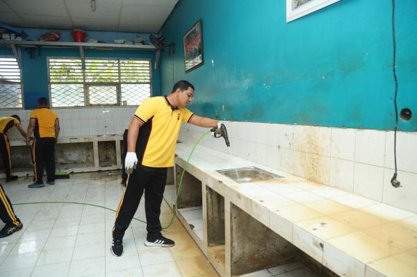 Pasca Banjir, Kapolres Karawang Ajak Personel Gotong Royong Pulihkan SMPN 1 Telukjambe Barat