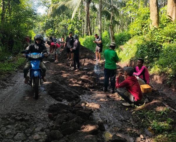 Jalan Rusak Parah, Kades Pesawahan Ajak Warga Gotong Royong