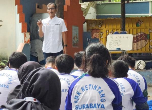 Cara Unik Siswa SMK Ketintang Belajar Jurnalistik, Praktik Langsung di KBS dan Menulis Kejadian