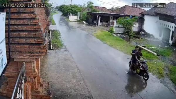 Emak-Emak Gagal Kejar Pencuri 2 Tabung Elpiji di Jombang, Pelaku Terekam CCTV Desa