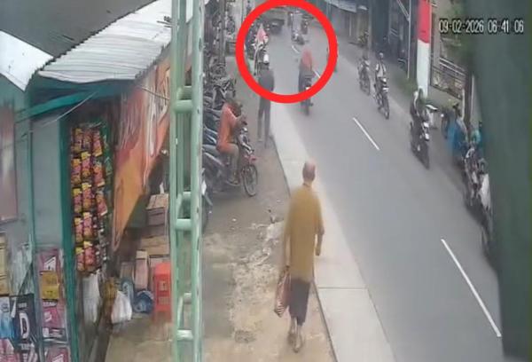 Detik-Detik Truk Muat Ayam Tabrak Motor Pelajar di Pasar Bandung Jombang Terekam CCTV