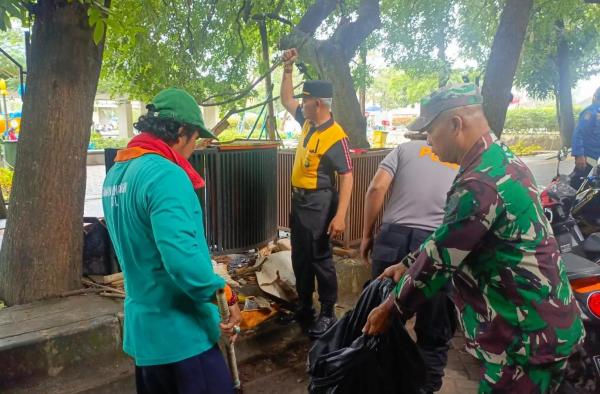 Pasca-darurat Sampah Tangsel, TNI-Polri dan Muspika Bersinergi Kerja Bakti di Alun-Alun Pamulang