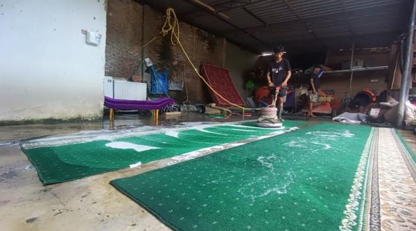 Jelang Ramadan, Jasa Cuci Karpet di Parepare Kebanjiran Pesanan Masjid dan Musala