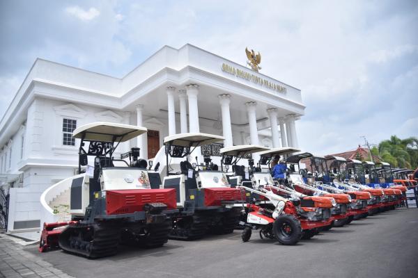 Modernisasi Pertanian, Pemkab Kebumen Salurkan 104 Alsintan Senilai Rp12 M
