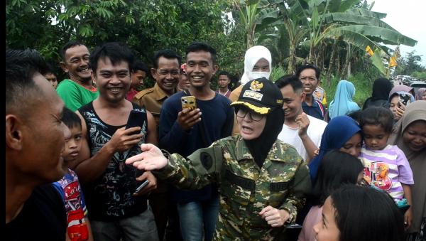 Dikeluhkan Warga dan Viral, Bupati Pesawaran Tinjau Jalan Rusak Pujorahayu